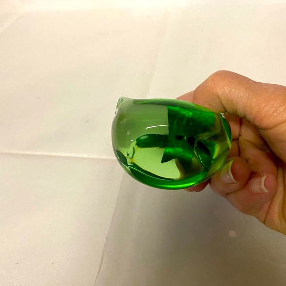 Glass Art Swan Paper weight with Green glitter bow - Picture 3 of 6